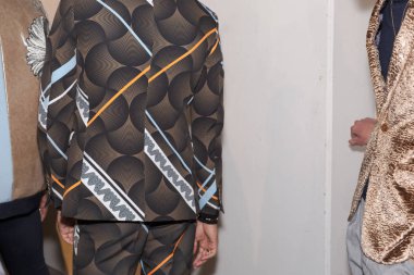 Milan, İtalya - 12 Ocak: Güzel model teşkil etmektedir backstage Miguel Vieira göstermeden önce üzerinde 12 Ocak 2019 Milan erkekler moda haftasında Milan'da sadece.