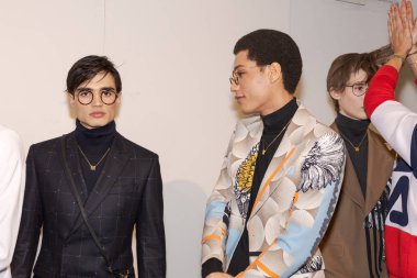 Milan, İtalya - 12 Ocak: Güzel modelleri poz backstage Miguel Vieira göstermeden önce üzerinde 12 Ocak 2019 Milan erkekler moda haftasında Milan'da sadece.