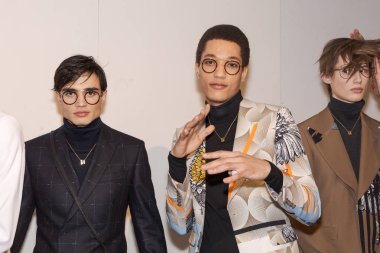 Milan, İtalya - 12 Ocak: Güzel modelleri poz backstage Miguel Vieira göstermeden önce üzerinde 12 Ocak 2019 Milan erkekler moda haftasında Milan'da sadece.