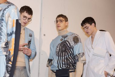 Milan, İtalya - 12 Ocak: Güzel modelleri poz backstage Miguel Vieira göstermeden önce üzerinde 12 Ocak 2019 Milan erkekler moda haftasında Milan'da sadece.