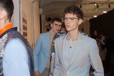 Milan, İtalya - 12 Ocak: Güzel modelleri poz backstage Miguel Vieira göstermeden önce üzerinde 12 Ocak 2019 Milan erkekler moda haftasında Milan'da sadece.