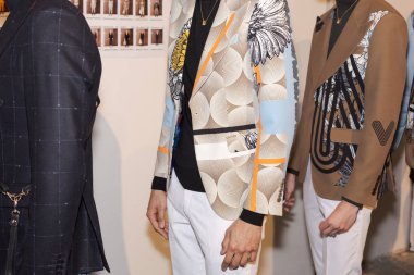 Milan, İtalya - 12 Ocak: Güzel modelleri poz backstage Miguel Vieira göstermeden önce üzerinde 12 Ocak 2019 Milan erkekler moda haftasında Milan'da sadece.