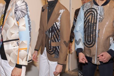 Milan, İtalya - 12 Ocak: Güzel modelleri poz backstage Miguel Vieira göstermeden önce üzerinde 12 Ocak 2019 Milan erkekler moda haftasında Milan'da sadece.