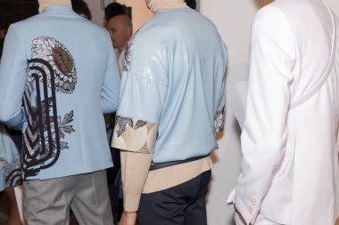Milan, İtalya - 12 Ocak: Güzel modelleri poz backstage Miguel Vieira göstermeden önce üzerinde 12 Ocak 2019 Milan erkekler moda haftasında Milan'da sadece.