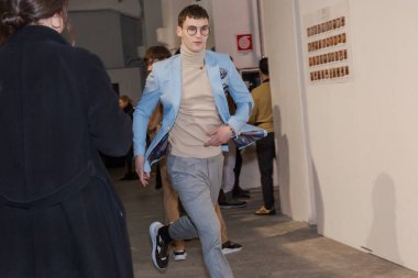 Milan, İtalya - 12 Ocak: Güzel model çalışır backstage Miguel Vieira göstermeden önce üzerinde 12 Ocak 2019 Milan erkekler moda haftasında Milan'da sadece.