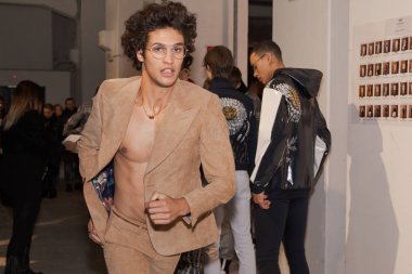 Milan, İtalya - 12 Ocak: Güzel model çalışır backstage Miguel Vieira göstermeden önce üzerinde 12 Ocak 2019 Milan erkekler moda haftasında Milan'da sadece.