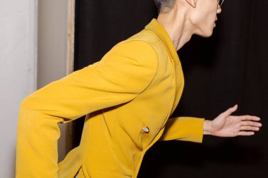 Milan, İtalya - 12 Ocak: Güzel model çalışır backstage Miguel Vieira göstermeden önce üzerinde 12 Ocak 2019 Milan erkekler moda haftasında Milan'da sadece.