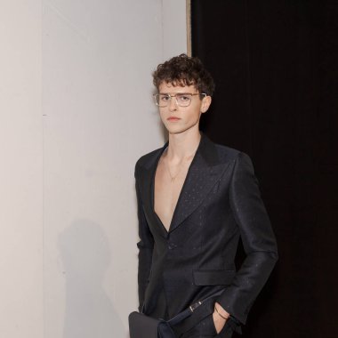 Milan, İtalya - 12 Ocak: Güzel model teşkil etmektedir backstage Miguel Vieira göstermeden önce üzerinde 12 Ocak 2019 Milan erkekler moda haftasında Milan'da sadece.