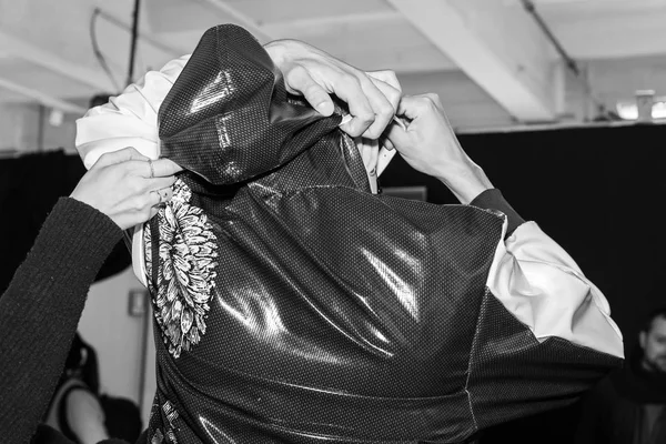 Milan, İtalya - 12 Ocak: Güzel model teşkil etmektedir backstage Miguel Vieira göstermeden önce üzerinde 12 Ocak 2019 Milan erkekler moda haftasında Milan'da sadece.