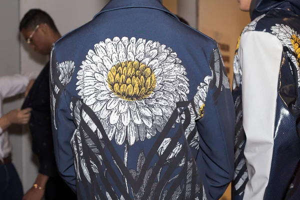 Milan, İtalya - 12 Ocak: Güzel model teşkil etmektedir backstage Miguel Vieira göstermeden önce üzerinde 12 Ocak 2019 Milan erkekler moda haftasında Milan'da sadece.