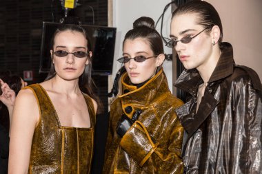 Milan, İtalya - 13 Ocak: Güzel modelleri poz backstage Miaoran göstermeden önce üzerinde 13 Ocak 2019 Milan erkekler moda haftasında Milan'da sadece.
