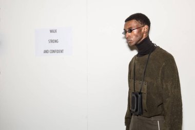 Milan, İtalya - 13 Ocak: Güzel model teşkil etmektedir backstage Miaoran göstermeden önce üzerinde 13 Ocak 2019 Milan erkekler moda haftasında Milan'da sadece.