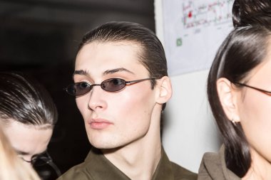 Milan, İtalya - 13 Ocak: Güzel model teşkil etmektedir backstage Miaoran göstermeden önce üzerinde 13 Ocak 2019 Milan erkekler moda haftasında Milan'da sadece.