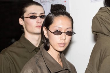 Milan, İtalya - 13 Ocak: Güzel modelleri poz backstage Miaoran göstermeden önce üzerinde 13 Ocak 2019 Milan erkekler moda haftasında Milan'da sadece.