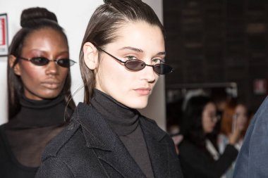 Milan, İtalya - 13 Ocak: Güzel model teşkil etmektedir backstage Miaoran göstermeden önce üzerinde 13 Ocak 2019 Milan erkekler moda haftasında Milan'da sadece.