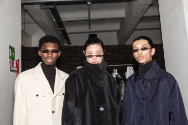 Milan, İtalya - 13 Ocak: Güzel modelleri poz backstage Miaoran göstermeden önce üzerinde 13 Ocak 2019 Milan erkekler moda haftasında Milan'da sadece.