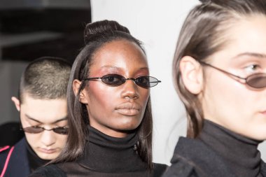 Milan, İtalya - 13 Ocak: Güzel modelleri poz backstage Miaoran göstermeden önce üzerinde 13 Ocak 2019 Milan erkekler moda haftasında Milan'da sadece.