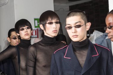 Milan, İtalya - 13 Ocak: Güzel modelleri poz backstage Miaoran göstermeden önce üzerinde 13 Ocak 2019 Milan erkekler moda haftasında Milan'da sadece.