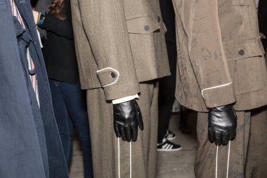 Milan, İtalya - 13 Ocak: Güzel modelleri poz backstage Miaoran göstermeden önce üzerinde 13 Ocak 2019 Milan erkekler moda haftasında Milan'da sadece.