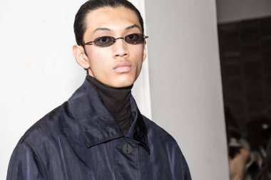 Milan, İtalya - 13 Ocak: Güzel model teşkil etmektedir backstage Miaoran göstermeden önce üzerinde 13 Ocak 2019 Milan erkekler moda haftasında Milan'da sadece.