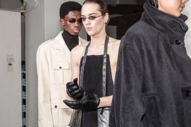 Milan, İtalya - 13 Ocak: Güzel modelleri poz backstage Miaoran göstermeden önce üzerinde 13 Ocak 2019 Milan erkekler moda haftasında Milan'da sadece.