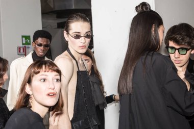 Milan, İtalya - 13 Ocak: Güzel modelleri poz backstage Miaoran göstermeden önce üzerinde 13 Ocak 2019 Milan erkekler moda haftasında Milan'da sadece.