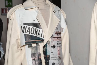 Milan, İtalya - 13 Ocak: Güzel model teşkil etmektedir backstage Miaoran göstermeden önce üzerinde 13 Ocak 2019 Milan erkekler moda haftasında Milan'da sadece.