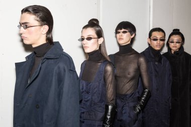 Milan, İtalya - 13 Ocak: Güzel modelleri poz backstage Miaoran göstermeden önce üzerinde 13 Ocak 2019 Milan erkekler moda haftasında Milan'da sadece.
