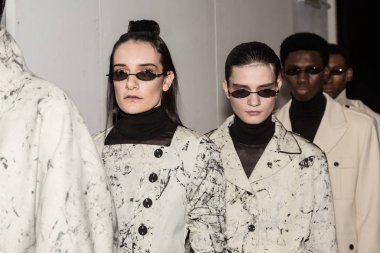 Milan, İtalya - 13 Ocak: Güzel modelleri poz backstage Miaoran göstermeden önce üzerinde 13 Ocak 2019 Milan erkekler moda haftasında Milan'da sadece.
