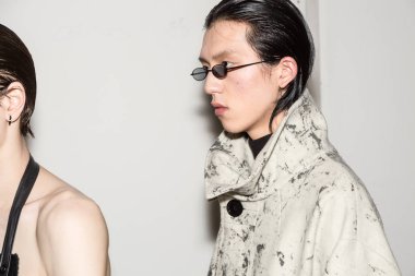 Milan, İtalya - 13 Ocak: Güzel model teşkil etmektedir backstage Miaoran göstermeden önce üzerinde 13 Ocak 2019 Milan erkekler moda haftasında Milan'da sadece.