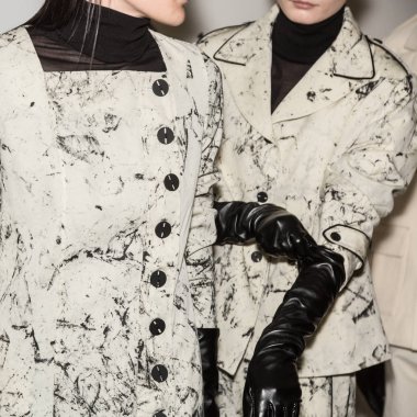 Milan, İtalya - 13 Ocak: Güzel modelleri poz backstage Miaoran göstermeden önce üzerinde 13 Ocak 2019 Milan erkekler moda haftasında Milan'da sadece.