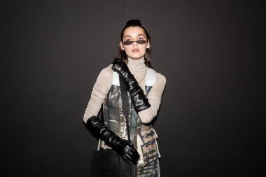 Milan, İtalya - 13 Ocak: Güzel model teşkil etmektedir backstage Miaoran göstermeden önce üzerinde 13 Ocak 2019 Milan erkekler moda haftasında Milan'da sadece.