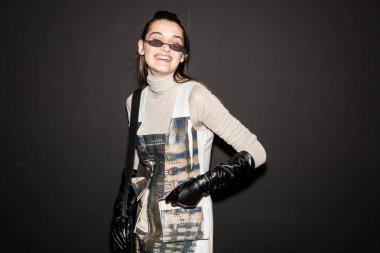 Milan, İtalya - 13 Ocak: Güzel model teşkil etmektedir backstage Miaoran göstermeden önce üzerinde 13 Ocak 2019 Milan erkekler moda haftasında Milan'da sadece.