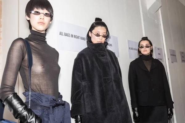 Milan, İtalya - 13 Ocak: Güzel modelleri poz backstage Miaoran göstermeden önce üzerinde 13 Ocak 2019 Milan erkekler moda haftasında Milan'da sadece.