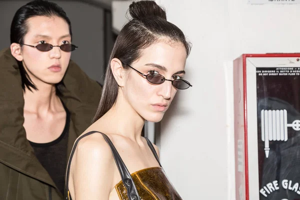 Milan, İtalya - 13 Ocak: Güzel modelleri poz backstage Miaoran göstermeden önce üzerinde 13 Ocak 2019 Milan erkekler moda haftasında Milan'da sadece.