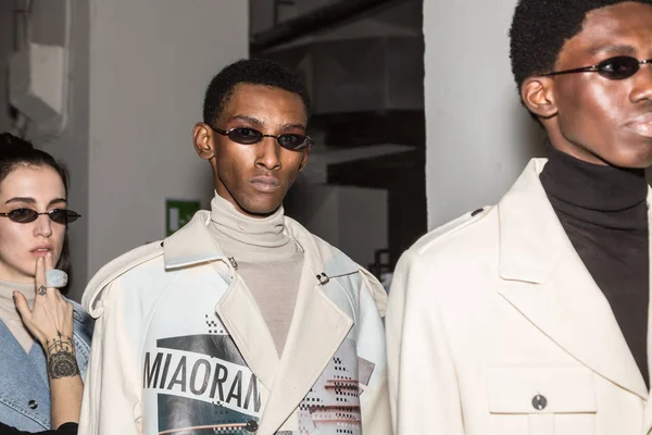 Milan, İtalya - 13 Ocak: Güzel modelleri poz backstage Miaoran göstermeden önce üzerinde 13 Ocak 2019 Milan erkekler moda haftasında Milan'da sadece.