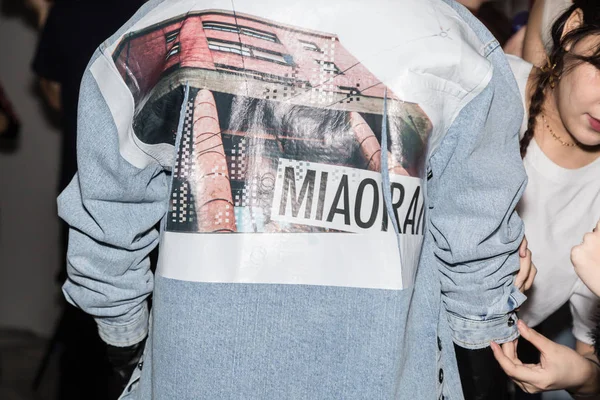 Milan, İtalya - 13 Ocak: Güzel model teşkil etmektedir backstage Miaoran göstermeden önce üzerinde 13 Ocak 2019 Milan erkekler moda haftasında Milan'da sadece.