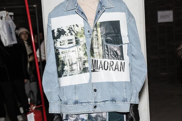 Milan, İtalya - 13 Ocak: Güzel model teşkil etmektedir backstage Miaoran göstermeden önce üzerinde 13 Ocak 2019 Milan erkekler moda haftasında Milan'da sadece.