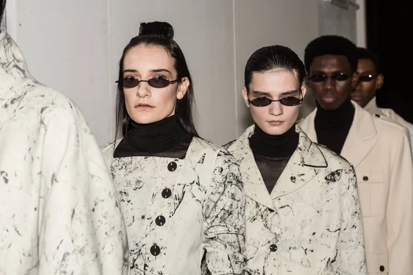Milan, İtalya - 13 Ocak: Güzel modelleri poz backstage Miaoran göstermeden önce üzerinde 13 Ocak 2019 Milan erkekler moda haftasında Milan'da sadece.