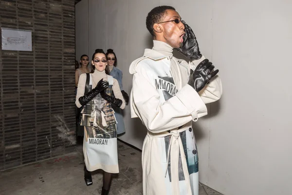 Milan, İtalya - 13 Ocak: Güzel modelleri poz backstage Miaoran göstermeden önce üzerinde 13 Ocak 2019 Milan erkekler moda haftasında Milan'da sadece.