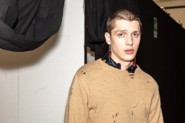 Milan, İtalya - 13 Ocak: Güzel model teşkil etmektedir backstage yatak JW Ford göstermeden önce üzerinde 13 Ocak 2019 Milan erkekler moda haftasında Milan'da sadece.