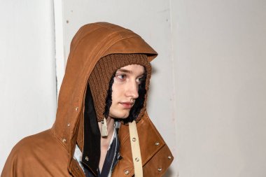 Milan, İtalya - 13 Ocak: Güzel model teşkil etmektedir backstage yatak JW Ford göstermeden önce üzerinde 13 Ocak 2019 Milan erkekler moda haftasında Milan'da sadece.