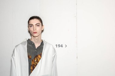 Milan, İtalya - 13 Ocak: Güzel model teşkil etmektedir backstage yatak JW Ford göstermeden önce üzerinde 13 Ocak 2019 Milan erkekler moda haftasında Milan'da sadece.