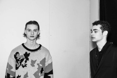 Milan, İtalya - 13 Ocak: Güzel modelleri poz backstage yatak JW Ford göstermeden önce üzerinde 13 Ocak 2019 Milan erkekler moda haftasında Milan'da sadece.