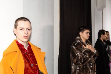 Milan, İtalya - 13 Ocak: Güzel modelleri poz backstage yatak JW Ford göstermeden önce üzerinde 13 Ocak 2019 Milan erkekler moda haftasında Milan'da sadece.