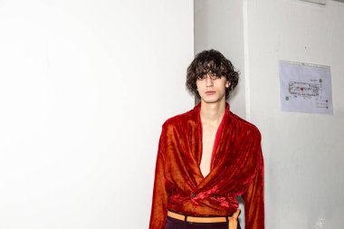 Milan, İtalya - 13 Ocak: Güzel model teşkil etmektedir backstage yatak JW Ford göstermeden önce üzerinde 13 Ocak 2019 Milan erkekler moda haftasında Milan'da sadece.