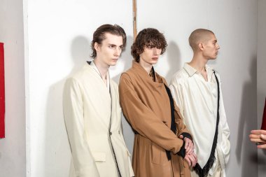 Milan, İtalya - 13 Ocak: Güzel modelleri poz backstage yatak JW Ford göstermeden önce üzerinde 13 Ocak 2019 Milan erkekler moda haftasında Milan'da sadece.