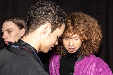 Milan, İtalya - 13 Ocak: Güzel modelleri poz backstage yatak JW Ford göstermeden önce üzerinde 13 Ocak 2019 Milan erkekler moda haftasında Milan'da sadece.