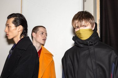 Milan, İtalya - 13 Ocak: Güzel modelleri poz backstage yatak JW Ford göstermeden önce üzerinde 13 Ocak 2019 Milan erkekler moda haftasında Milan'da sadece.