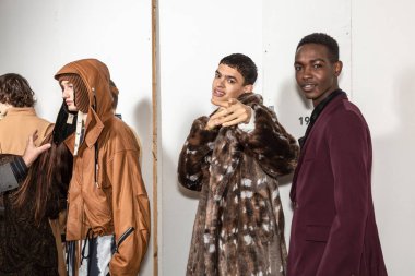 Milan, İtalya - 13 Ocak: Güzel modelleri poz backstage yatak JW Ford göstermeden önce üzerinde 13 Ocak 2019 Milan erkekler moda haftasında Milan'da sadece.